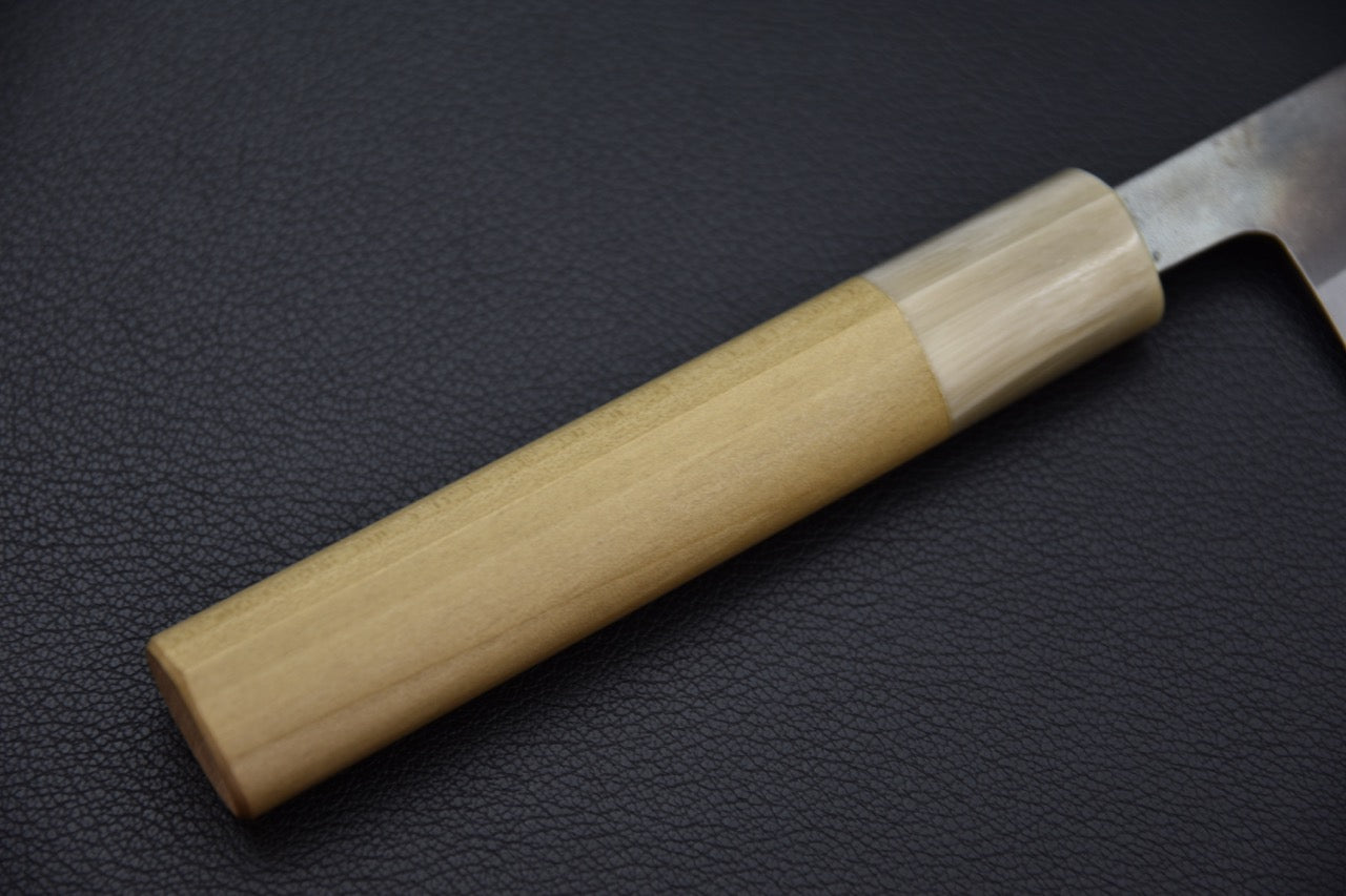 Vue du tranchant depuis la pointe d’un couteau Petty japonais Hitohira, lame fine en acier carbone