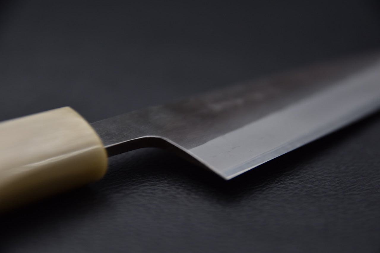 Lame polie d’un couteau japonais Petty Hitohira avec ligne de forge visible en Aogami #2