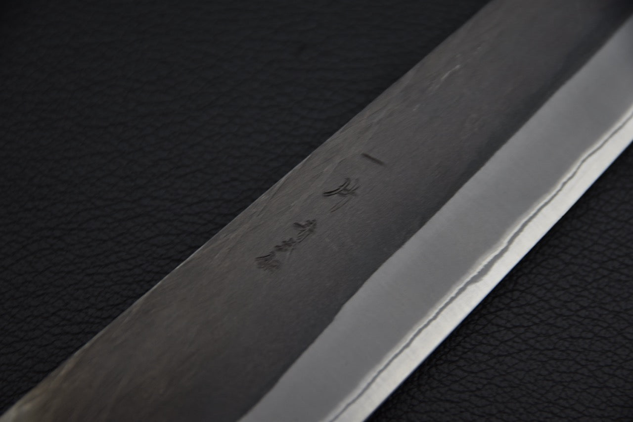 Couteau japonais sujihiki Aogami #2, détail des kanji gravés et ligne sanmai sur la lame.