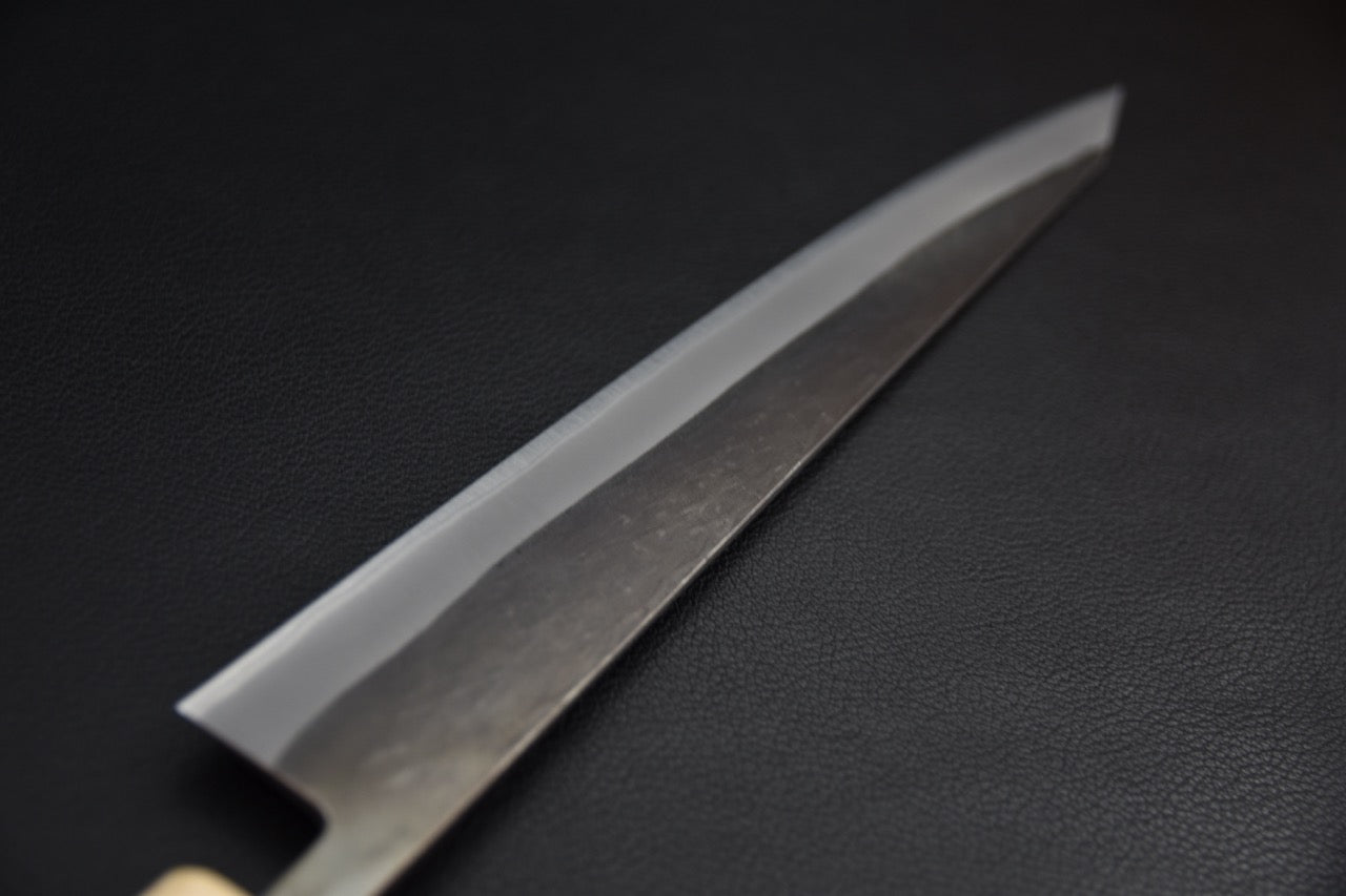Couteau japonais sujihiki Hitohira TD, détail du biseau poli et de la finition kurouchi.