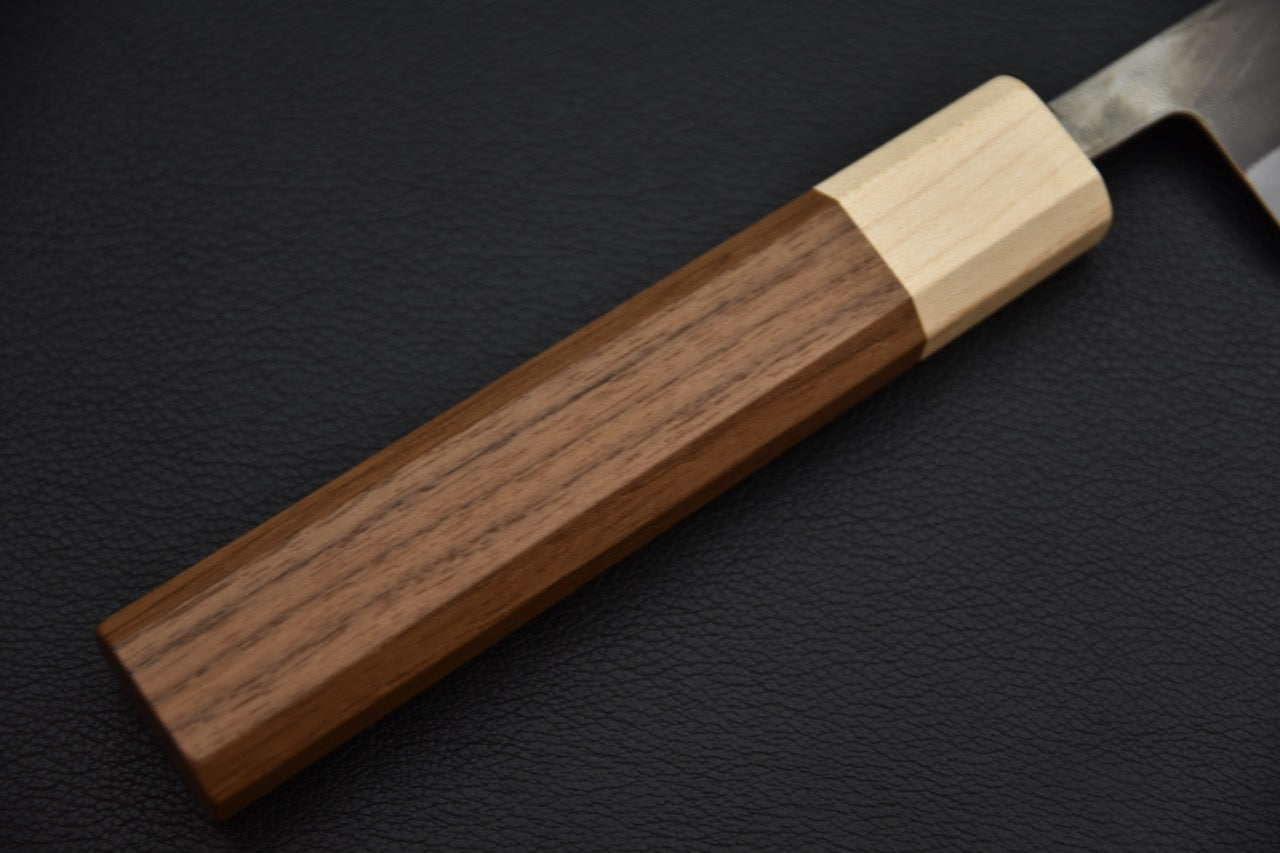Couteau japonais sujihiki Aogami #2, gros plan du manche octogonal en noyer et virole claire.