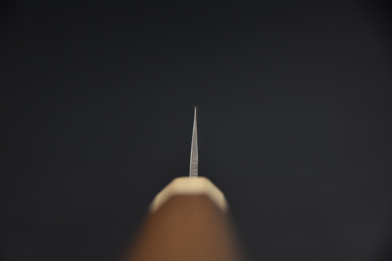 Couteau japonais sujihiki 240 mm, vue de spine montrant la finesse de la lame.