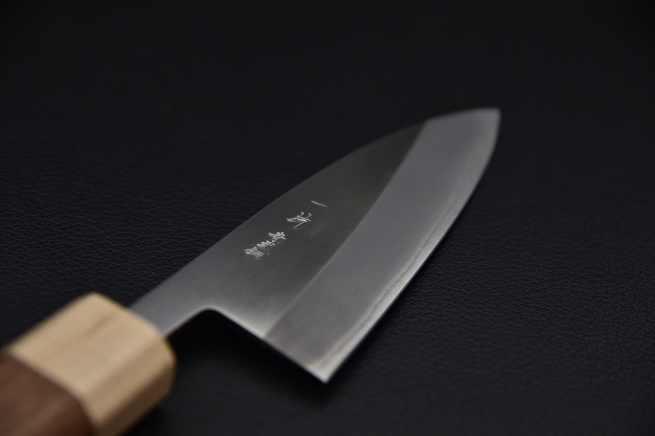 Profil dorsal de la lame montrant la finesse du couteau utilitaire Hitohira