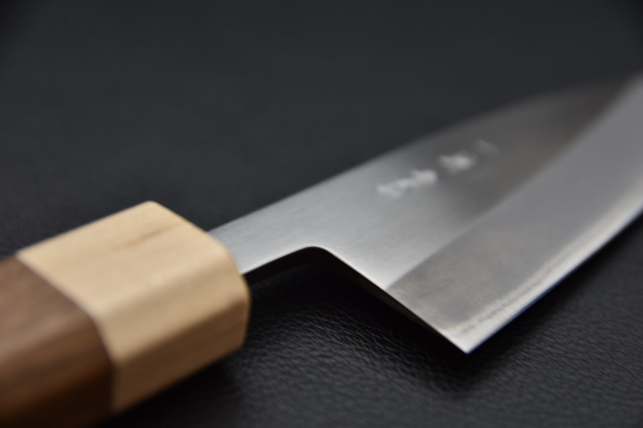 Vue rapprochée de la jonction entre la lame et le manche