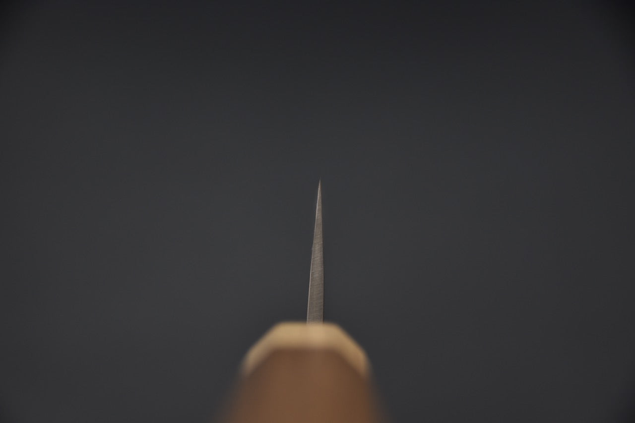 Vue de la pointe du couteau pour montrer la géométrie fine