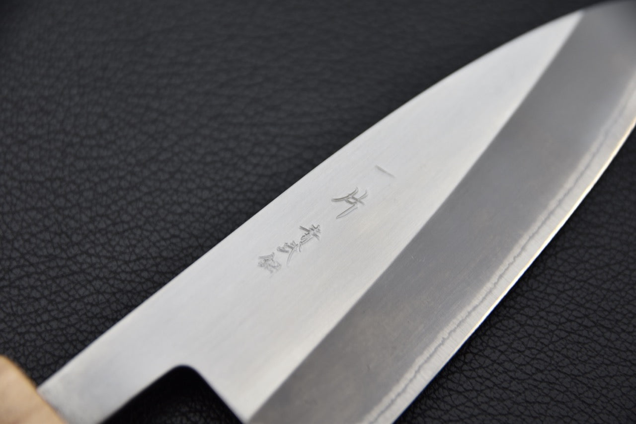 Gros plan sur la ligne de trempe visible de la lame Aogami #2
