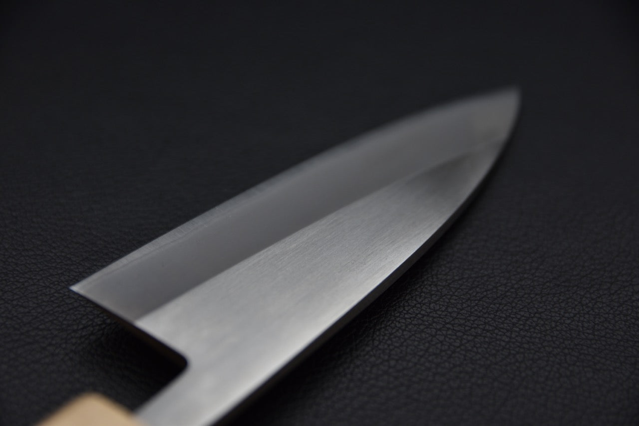 Tranchant du couteau japonais utilitaire Hitohira vu en détail