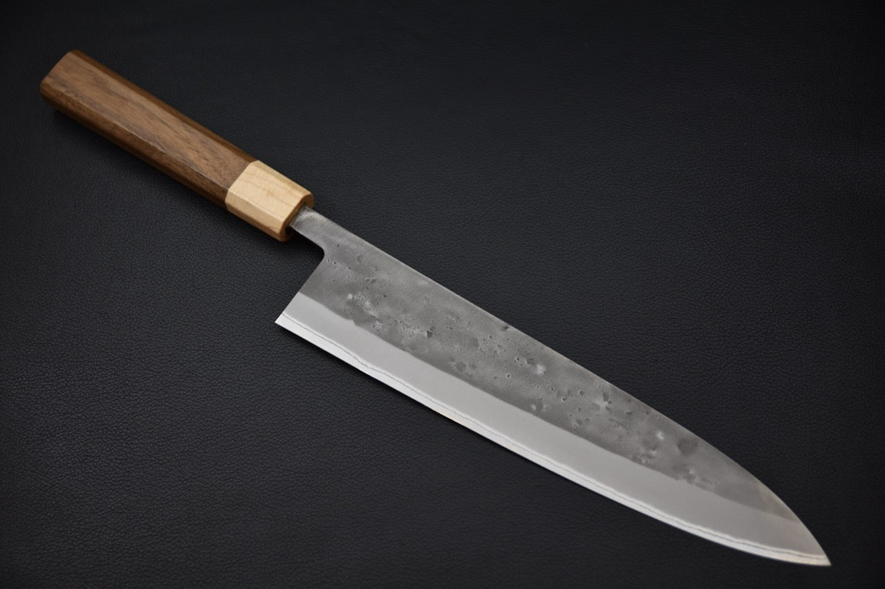 Couteau japonais gyuto 240mm Hitohira TD Aogami #2 Nashiji avec manche en noyer sur fond noir — vue complète.