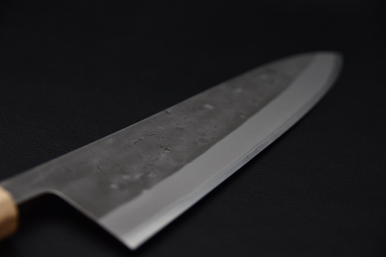 Lame du couteau japonais gyuto Aogami #2 Nashiji montrant la texture nashiji et le fil poli.