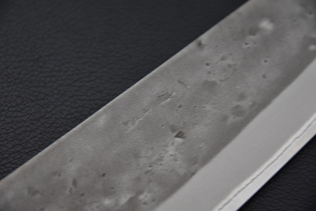 Détail rapproché de la finition Nashiji du couteau japonais gyuto Hitohira TD Aogami #2.