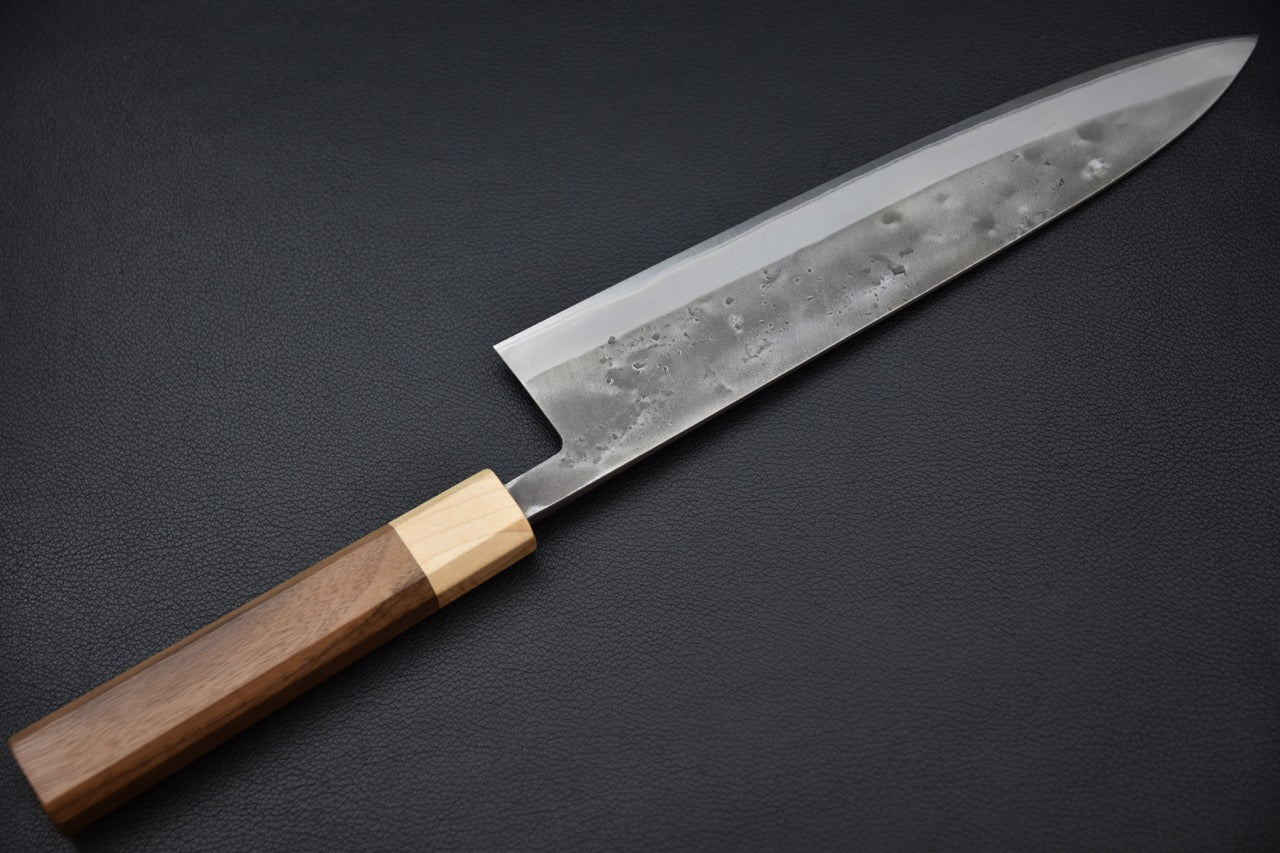 Vue latérale du couteau japonais gyuto 240mm Hitohira TD Aogami #2 avec manche en noyer.