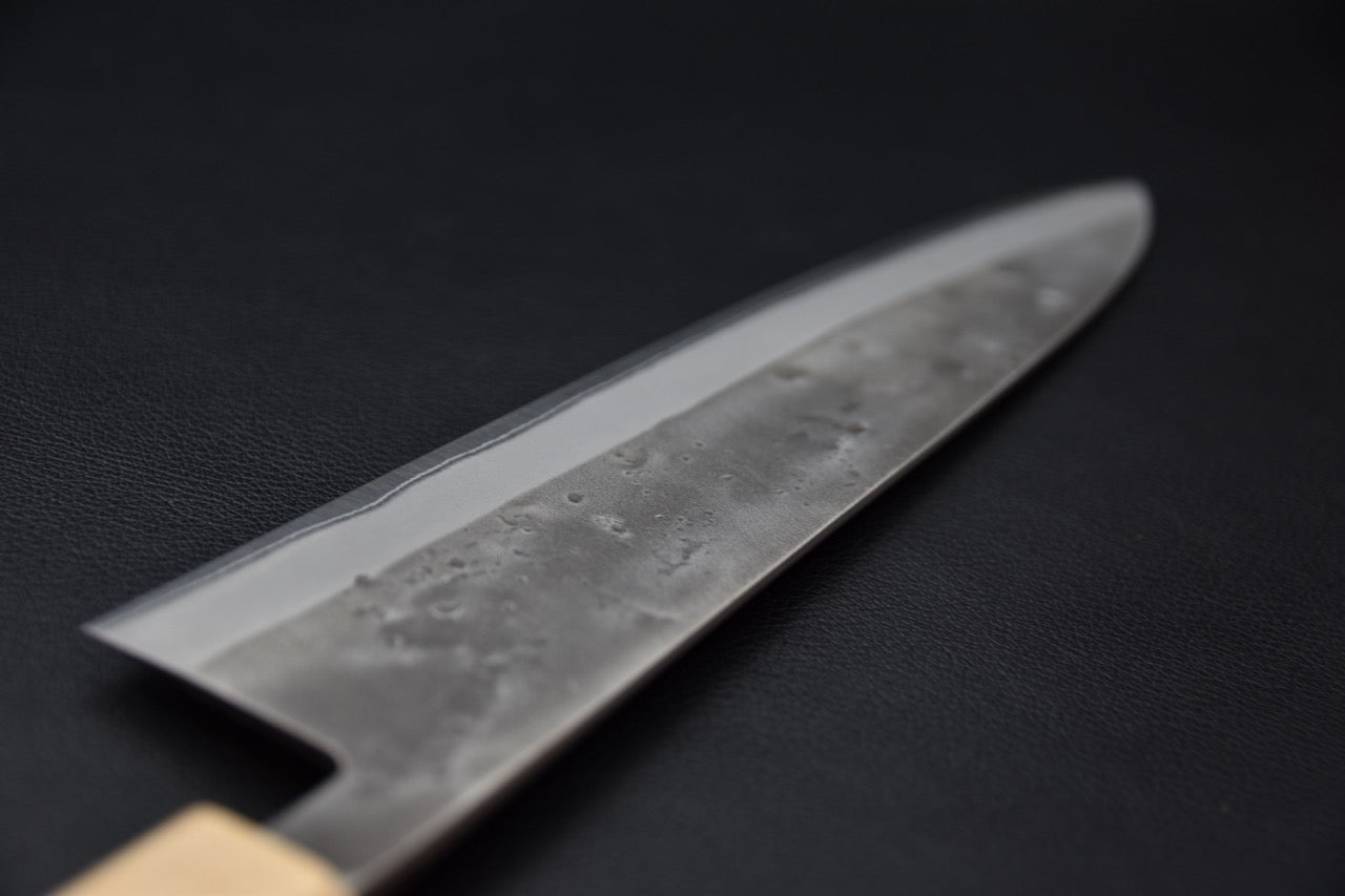 Détail de la pointe du couteau japonais gyuto Aogami #2 Nashiji, finition polie et texture brute.