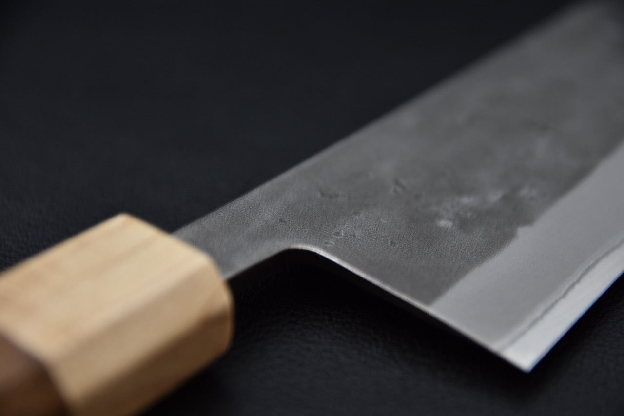 Détail de la jonction entre la lame Nashiji et le manche en bois du couteau japonais gyuto Hitohira TD.