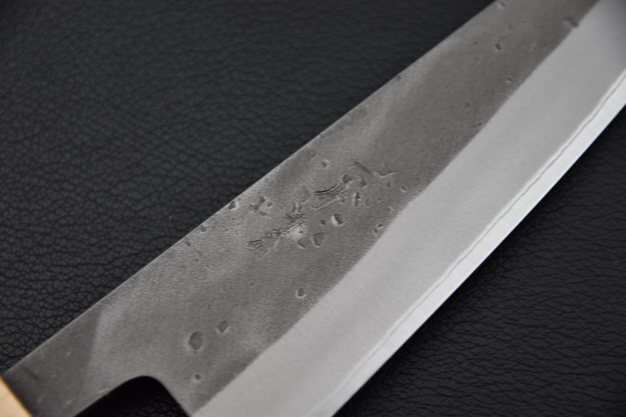 Couteau japonais Honesuki Kaku 150mm, gros plan sur les kanji et la texture nashiji