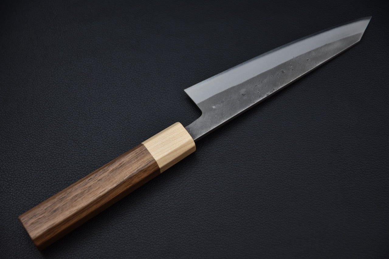 Couteau japonais Honesuki Kaku 150mm, vue générale de la lame et du manche en noyer