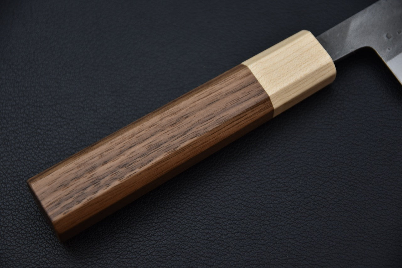 Couteau japonais Honesuki Kaku 150mm, gros plan sur le manche en noyer et la ferrule en érable