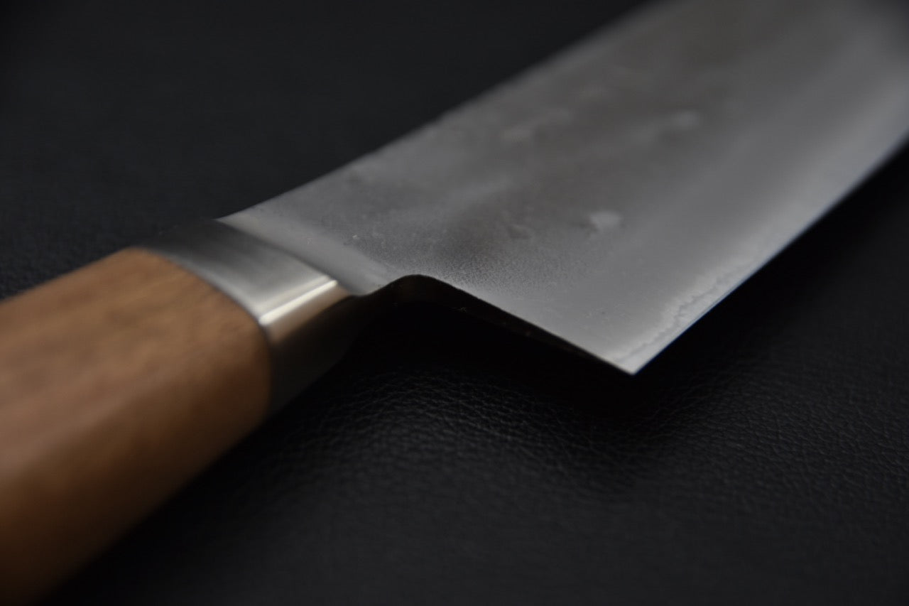 Vue de la pointe fine et du profil du couteau japonais gyuto 180mm Hitohira TD — Stay Sharp Montréal.