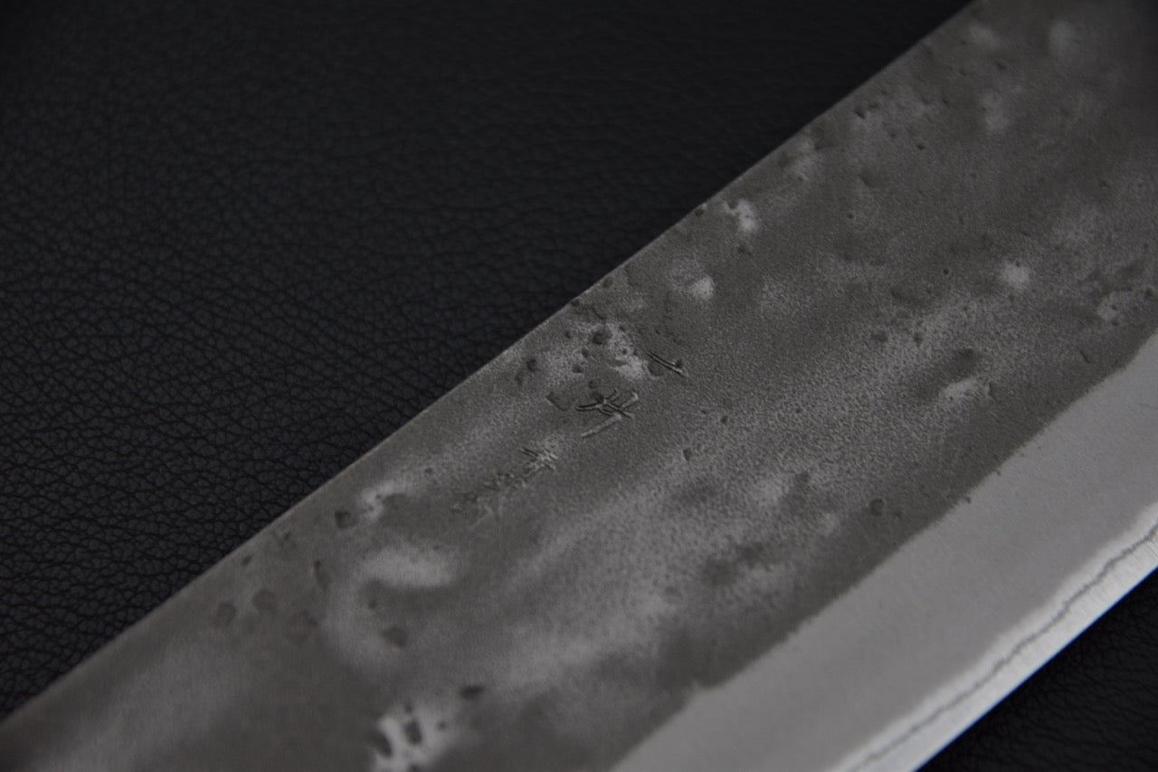 Gros plan sur la lame nashiji du couteau japonais Nakiri Blue #2 — Stay Sharp Montréal.