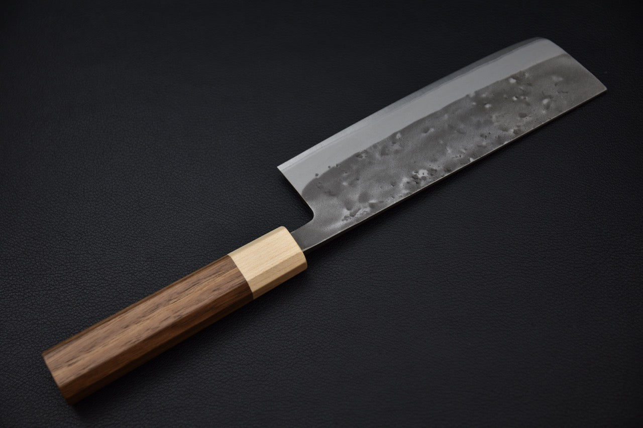 Détail du kanji gravé sur la lame du couteau japonais Nakiri Blue #2 — Stay Sharp Montréal.