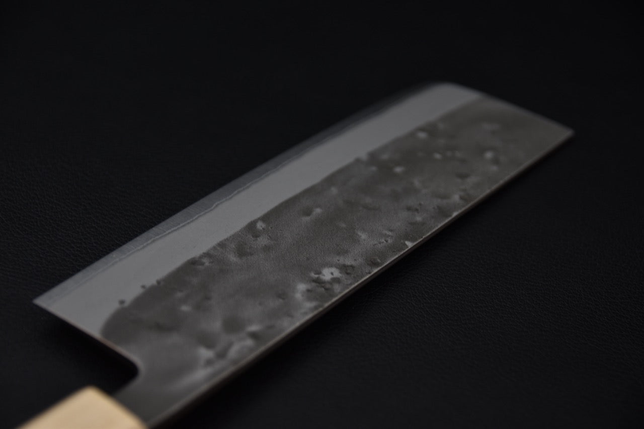 Vue complète de la lame du couteau japonais Nakiri 165 mm Blue #2 — Stay Sharp Montréal.