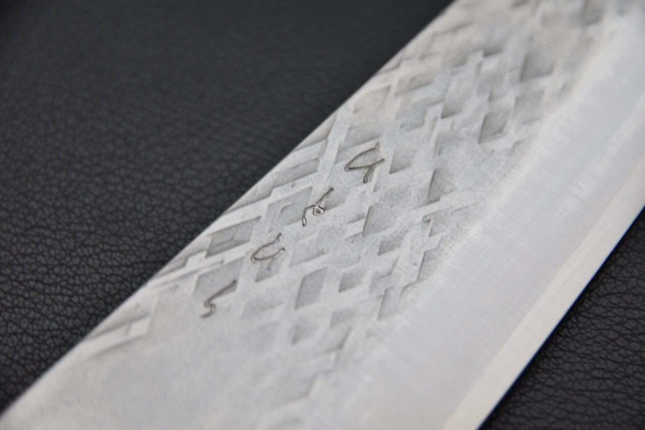 Gravure artisanale sur lame Tsuchime – couteau japonais Hitohira

