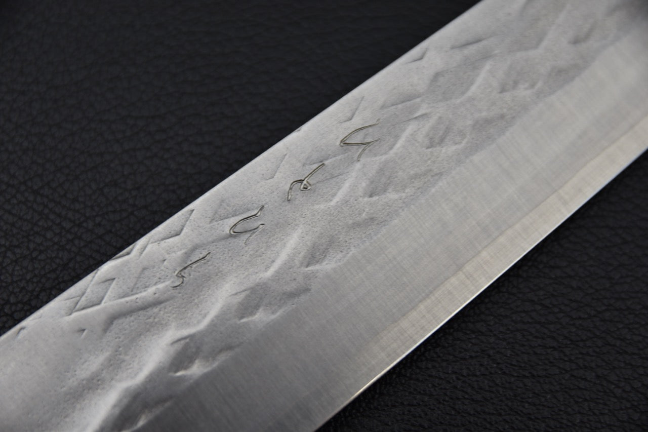 Détail de la lame du couteau japonais sujihiki Hitohira TD SLD montrant la finition tsuchime.