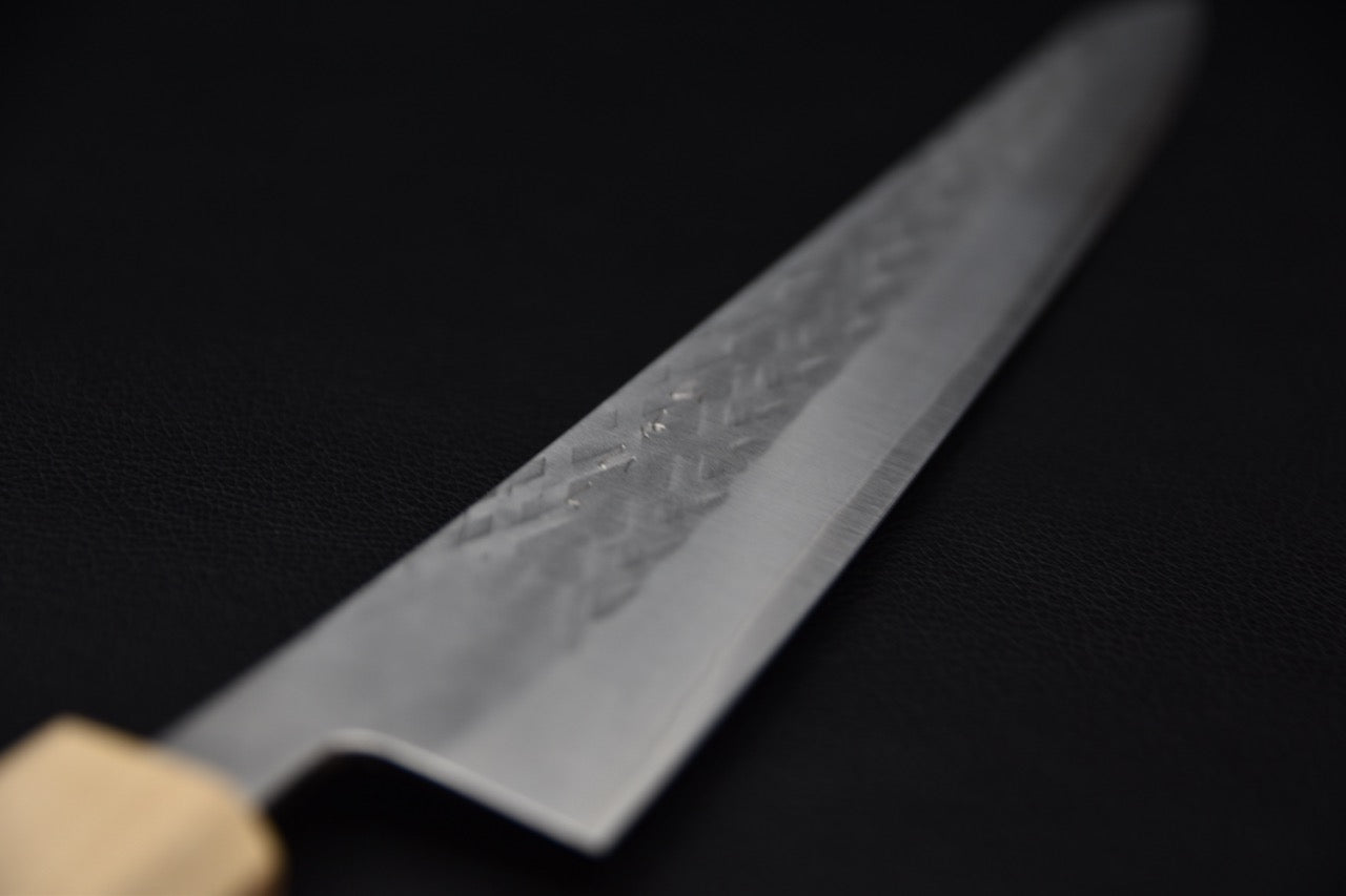 Vue rapprochée de la surface de la lame du couteau japonais sujihiki Hitohira TD SLD.