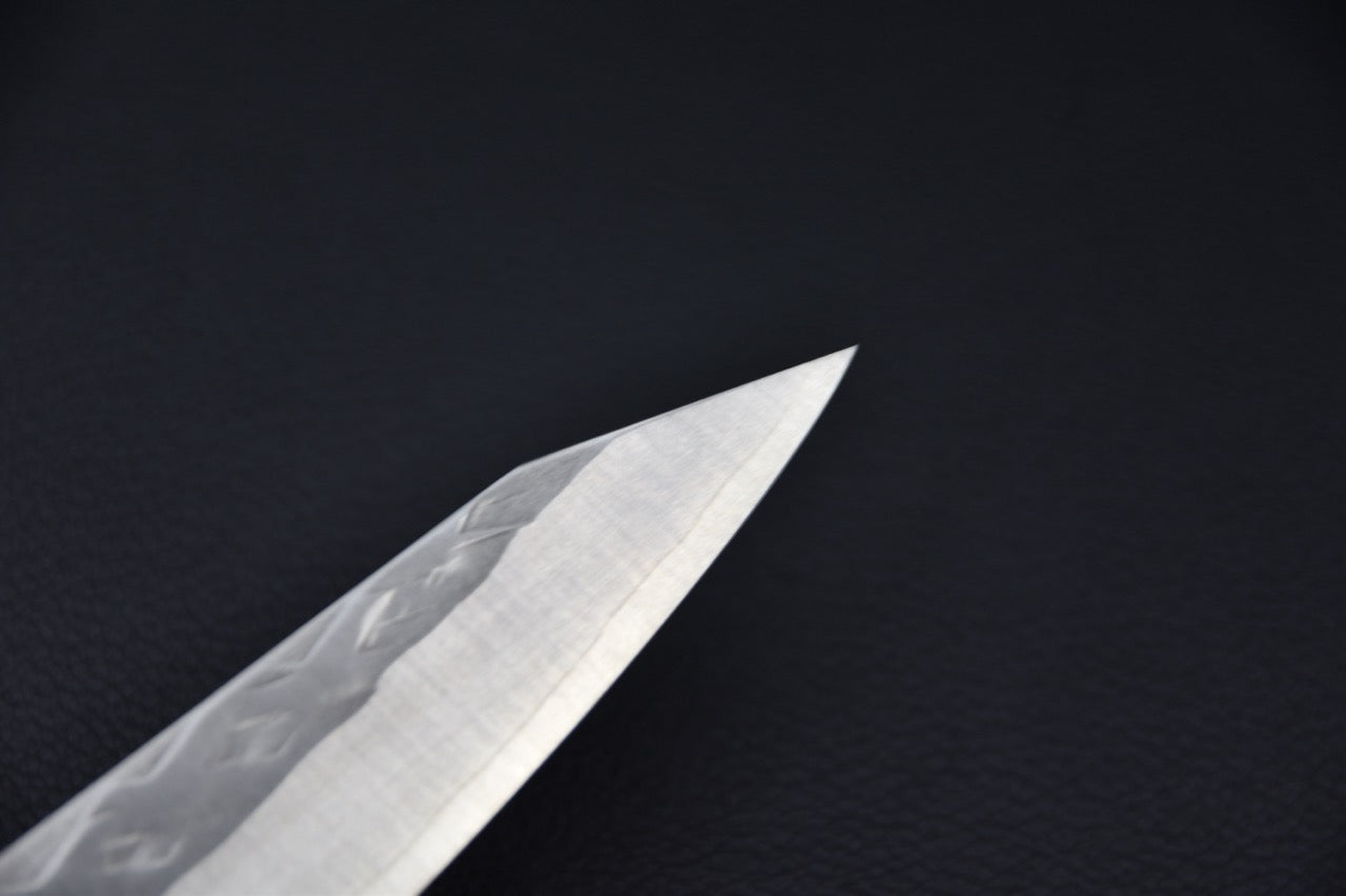 Vue du tranchant et de l’épaisseur de la lame d’un couteau japonais bunka Hitohira Hizen.