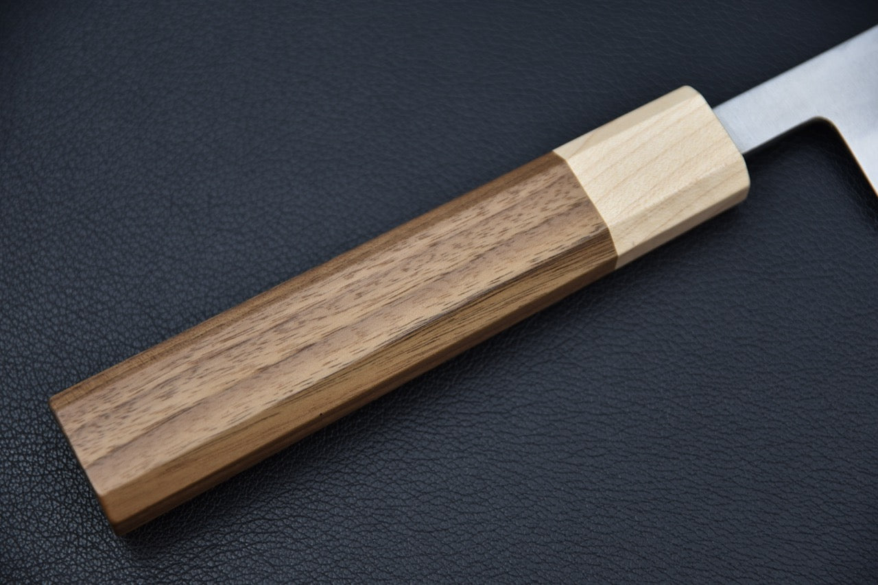 Détail de la lame du couteau japonais sujihiki Hitohira TD SLD montrant la texture tsuchime.