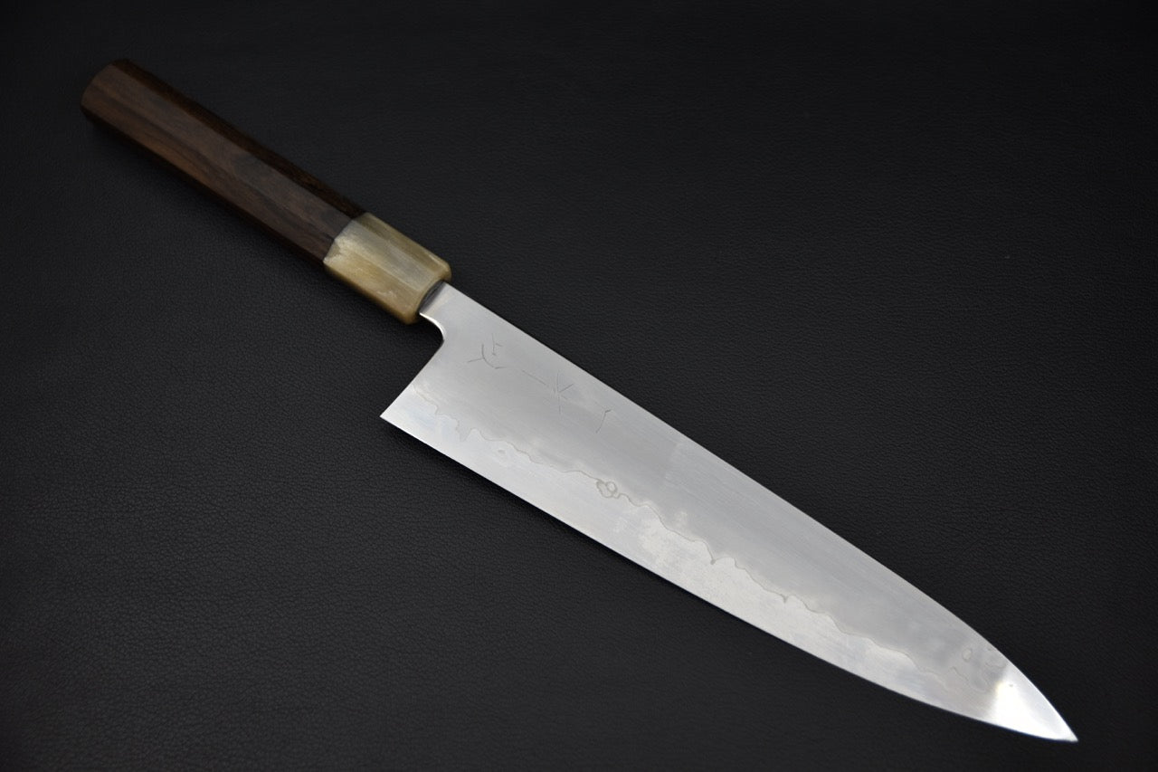 Couteau japonais gyuto 240mm Hitohira Tanaka Izo, vue complète sur fond sombre — Stay Sharp Montréal