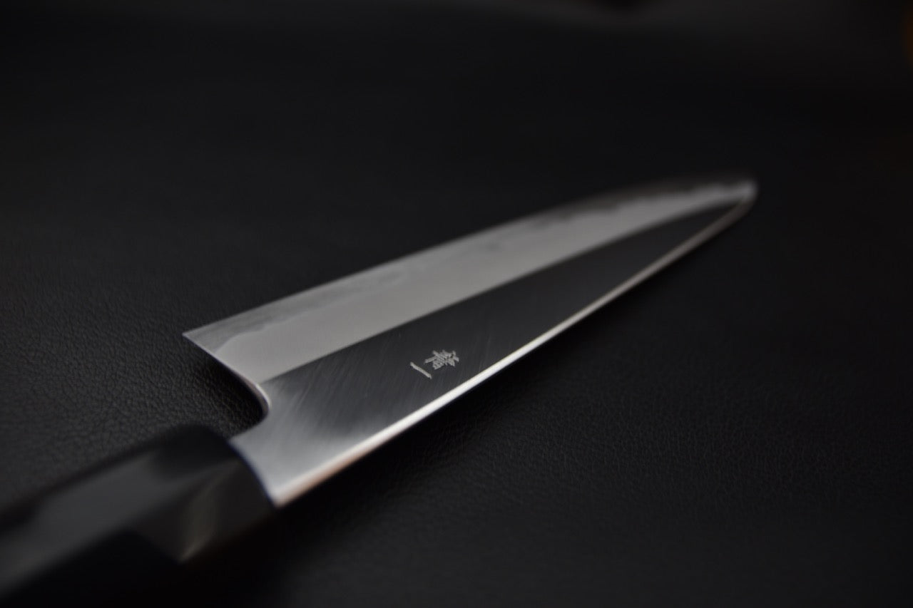 Vue sur le Kanji Aogami #1 gravé sur la lame d'un gyuto fabriqué par Tanaka