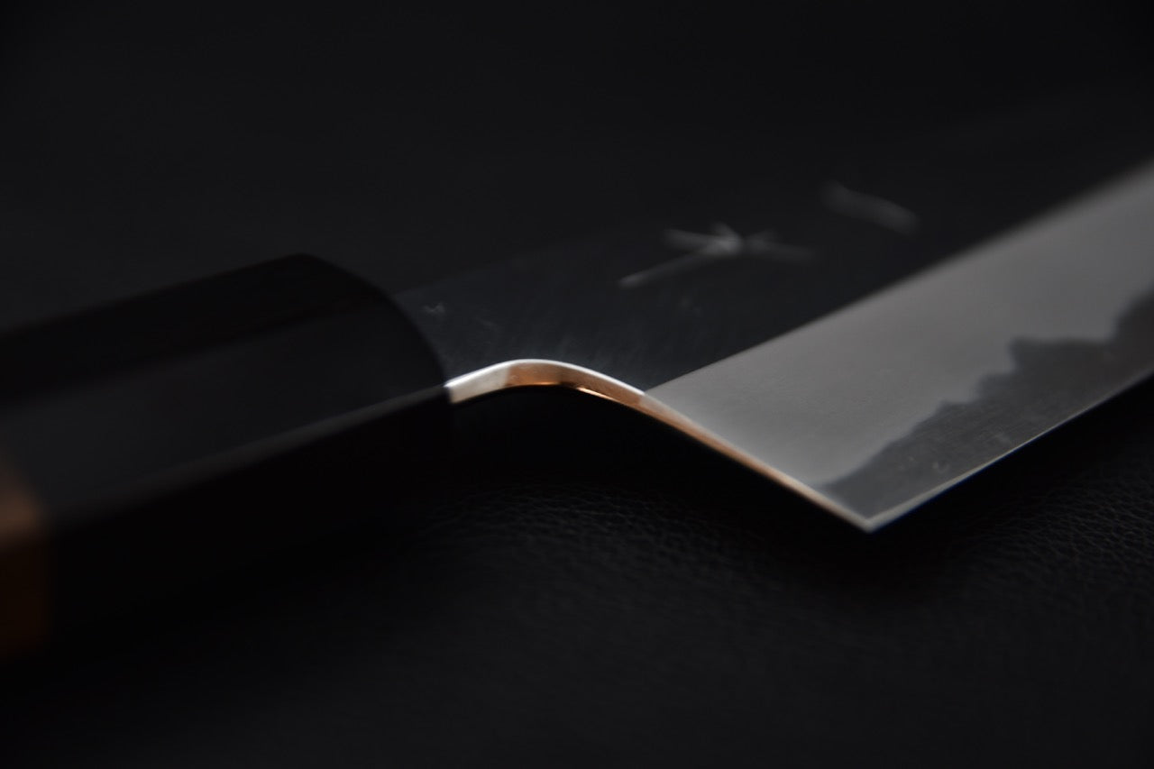 Gros plan sur le talon d'une lame d'un gyuto 210mm. Couteau japonais d'Hitohira