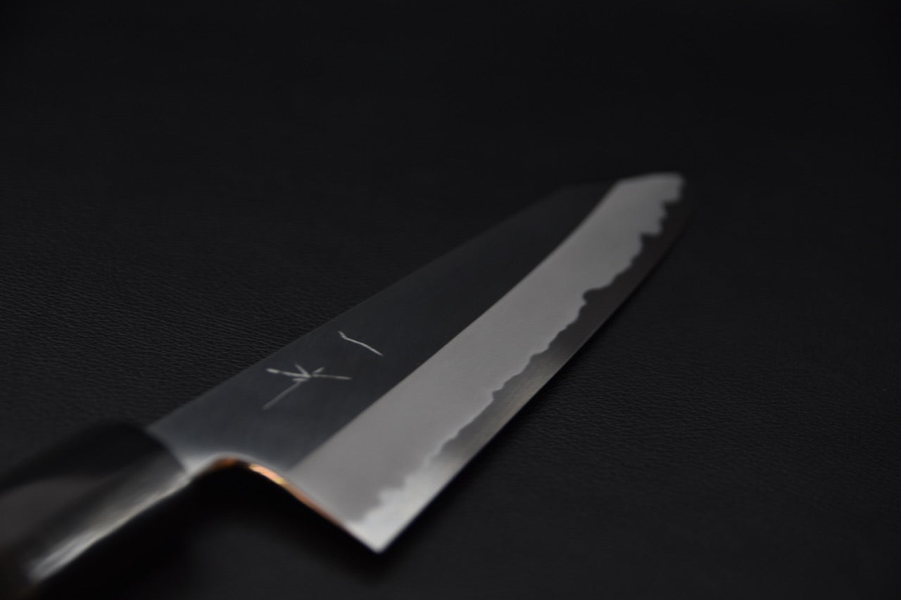 Détail de la lame du couteau japonais Kiritsuke Gyuto Hitohira Tanaka, montrant la ligne de trempe hamon — Stay Sharp Montréal.