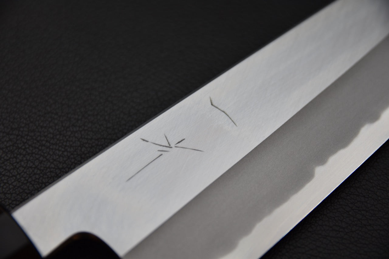 Gravure du forgeron Kyuzo sur la lame en acier Aogami #1 du couteau japonais — Stay Sharp Montréal.