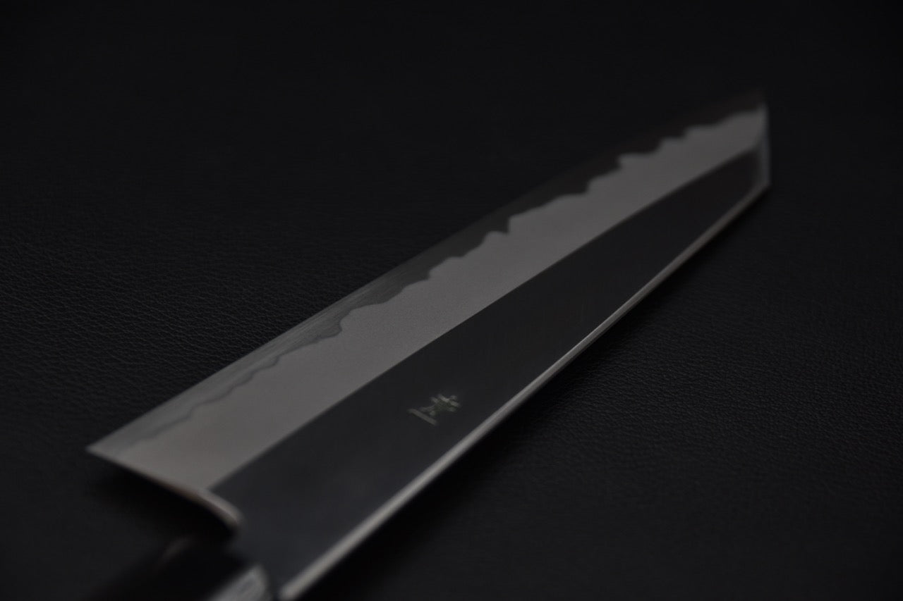 Finition polie de la lame Aogami #1 du couteau japonais Kiritsuke Gyuto, détail du hamon — Stay Sharp Montréal.