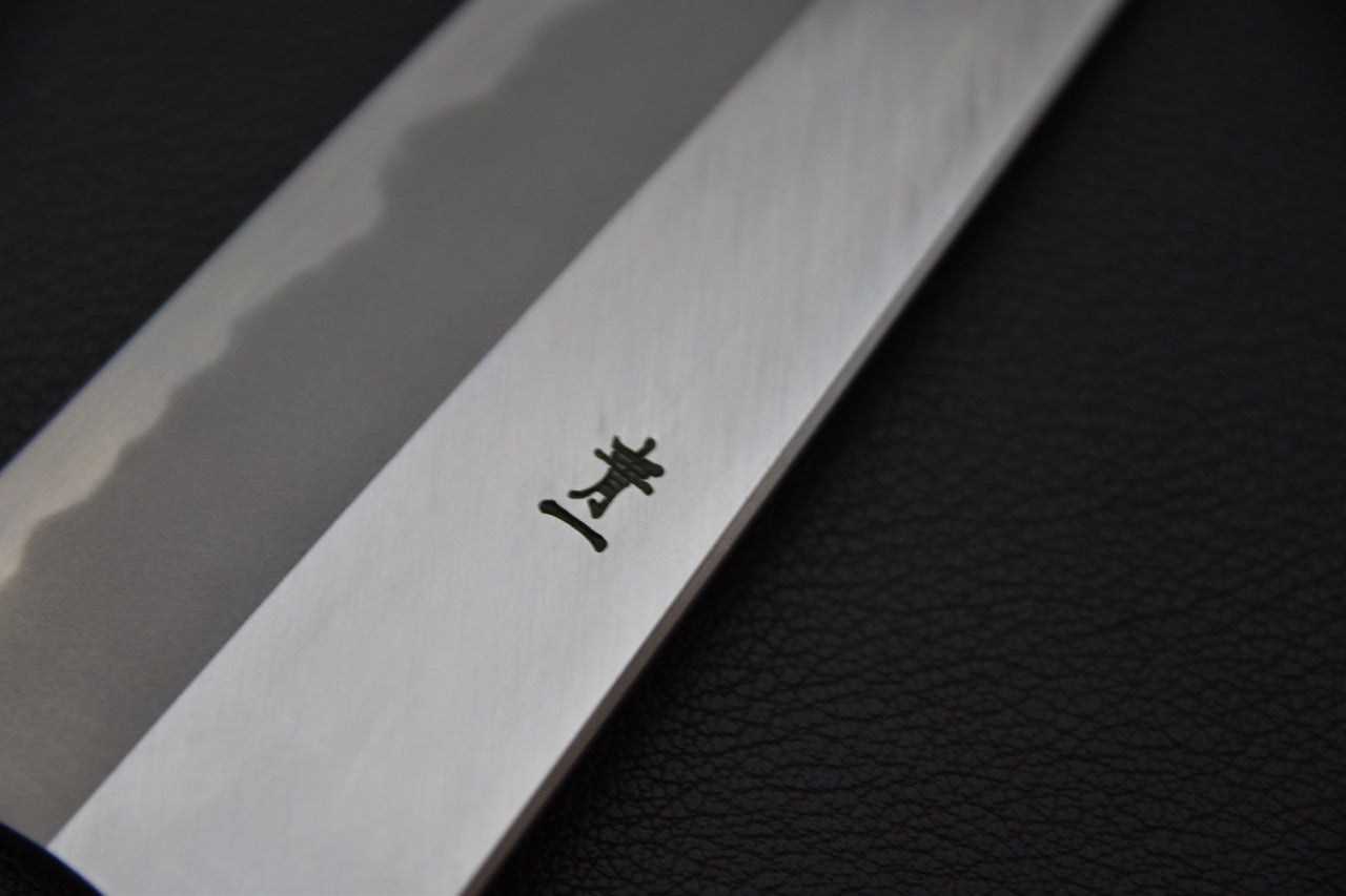 Gravure kanji sur la lame du couteau japonais Hitohira Tanaka Kyuzo Aogami #1 — Stay Sharp Montréal.