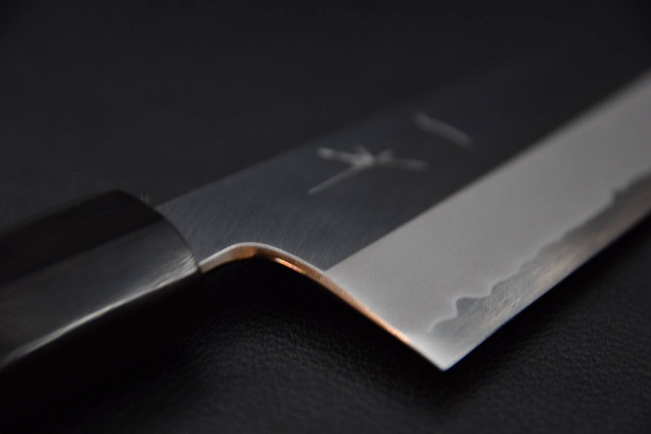 Détail du col et de la transition entre la lame et le manche du couteau japonais Kiritsuke Gyuto — Stay Sharp Montréal.