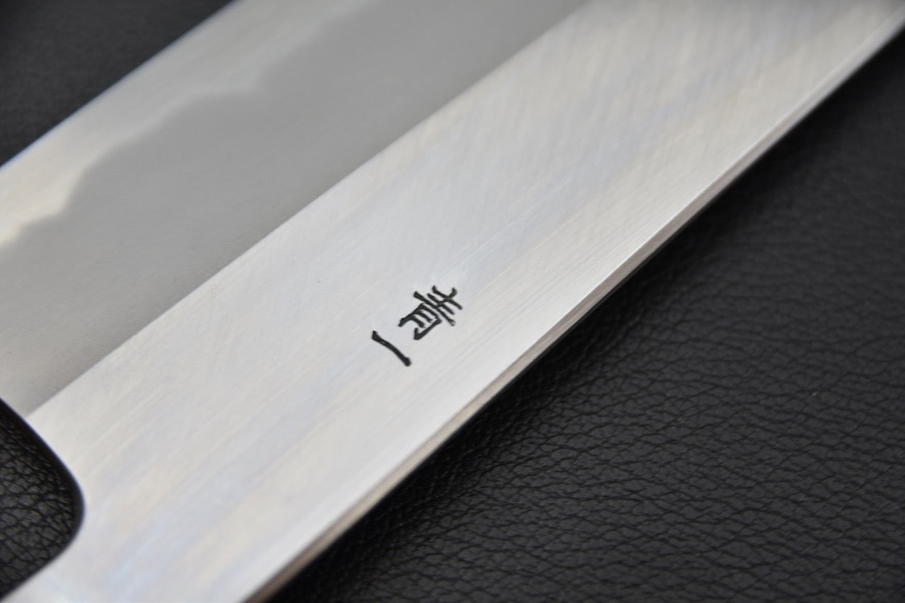 couteau japonais vue de dos montrant l’affinage vers la pointe