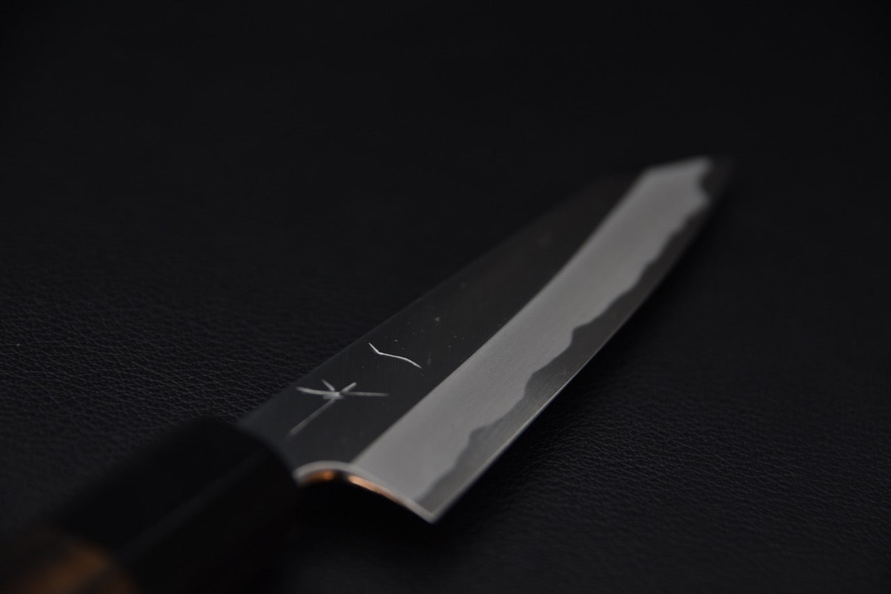 couteau japonais lame polie kiritsuke petty sur fond noir

