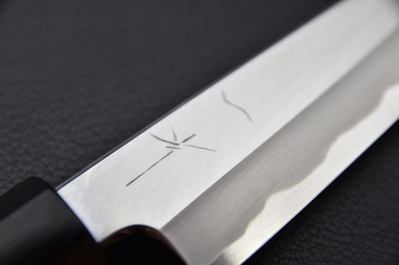 couteau japonais détail de lame polie avec gravure, travail de Kyuzo

