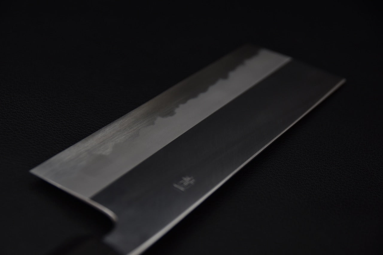 Couteau japonais Nakiri avec lame en acier poli, vue du profil gauche