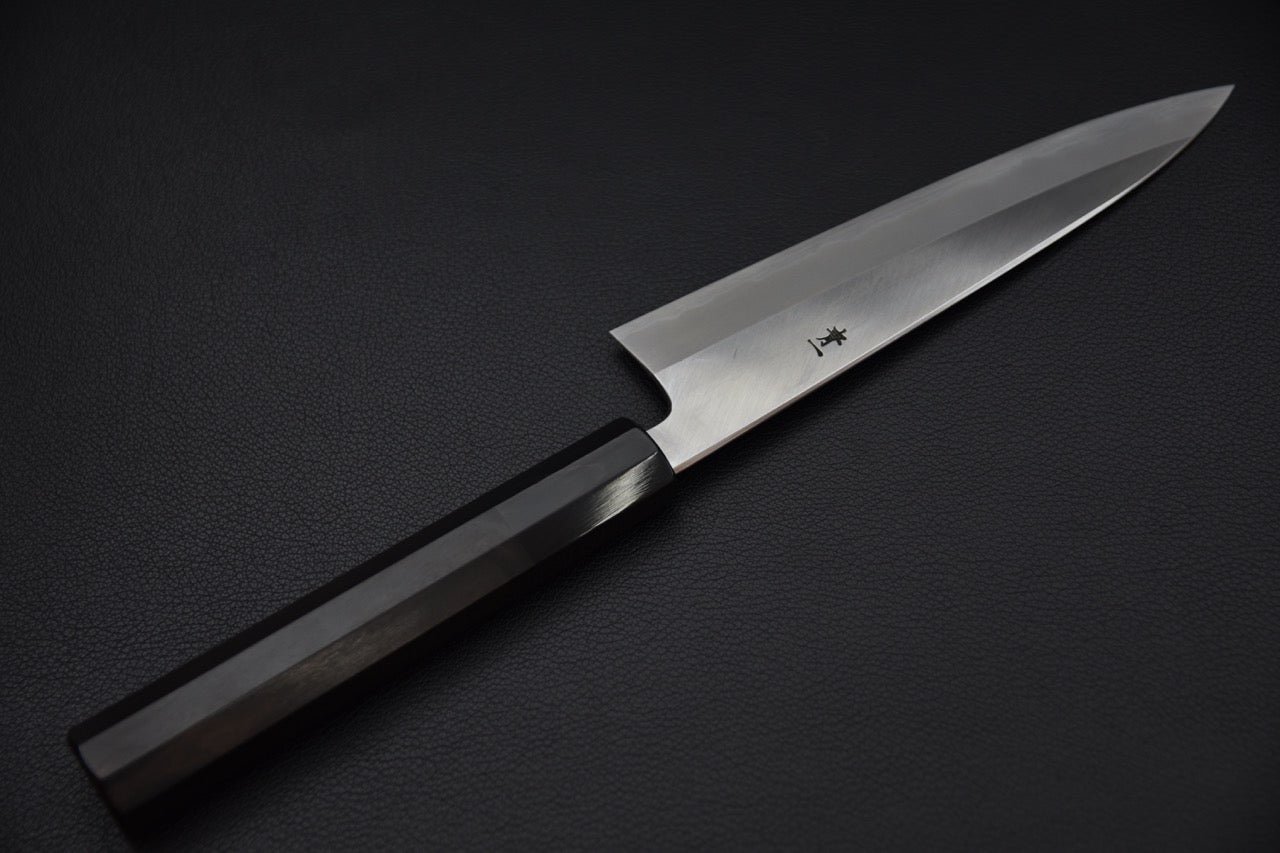 Vue latérale du couteau Hitohira Tanaka Kyuzo, mettant en valeur l’équilibre de la lame. 