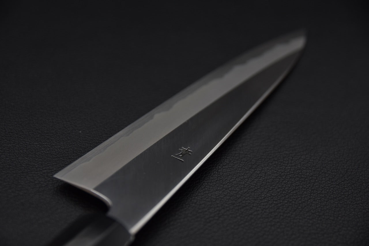 Focus sur la gravure kanji sur la lame en acier carbone. 