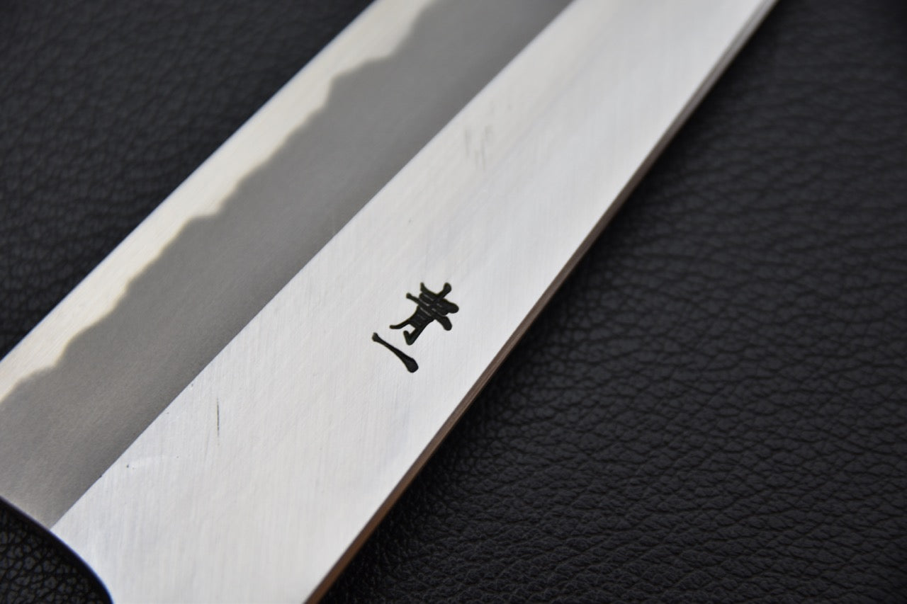 Zoom sur les kanji gravés de la lame Aogami #1. 