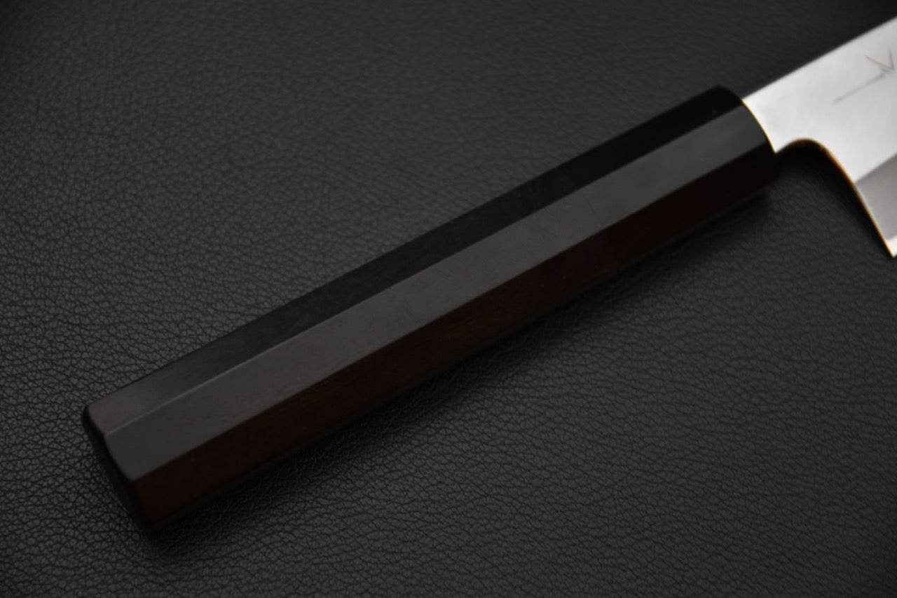 Manche en bois d’ébène poli avec finition octogonale élégante.