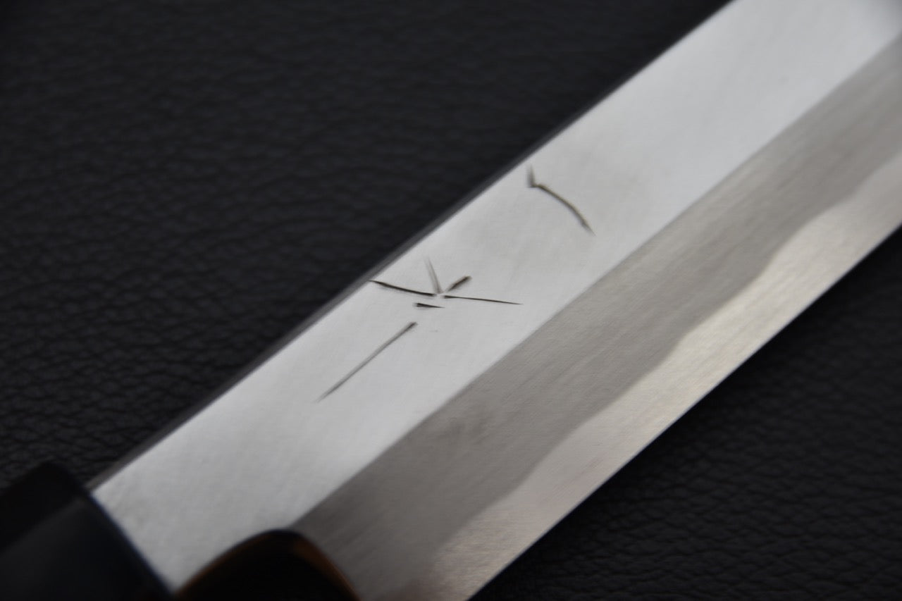 Gravure artisanale sur la face omote du couteau japonais Sakimaru