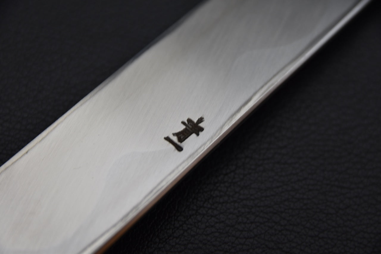 Zoom sur le sceau gravé Hitohira Mosuke sur la lame