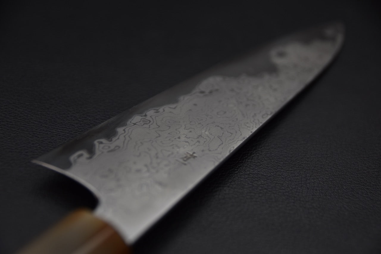 Détail du motif damas avec contraste entre les lignes et la trempe