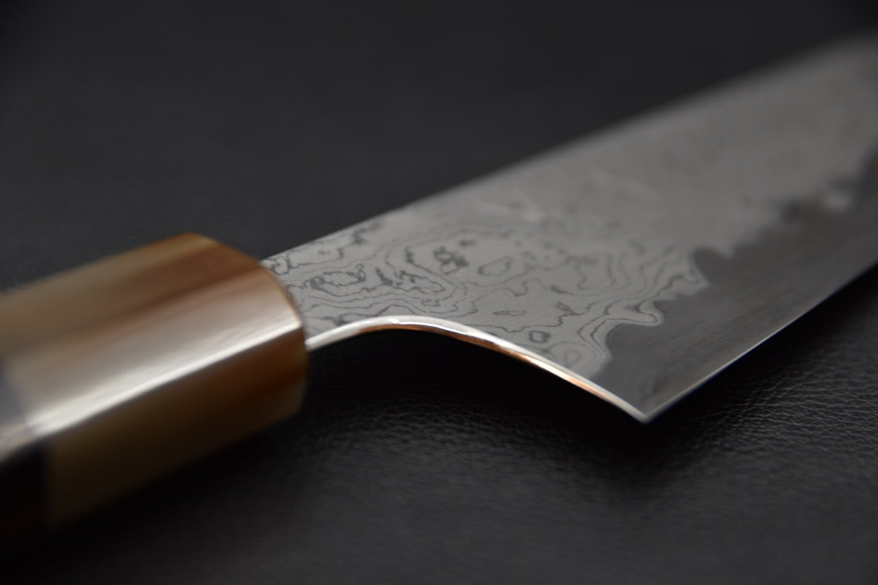 Courbe de la lame et jonction soignée entre la lame et le manche