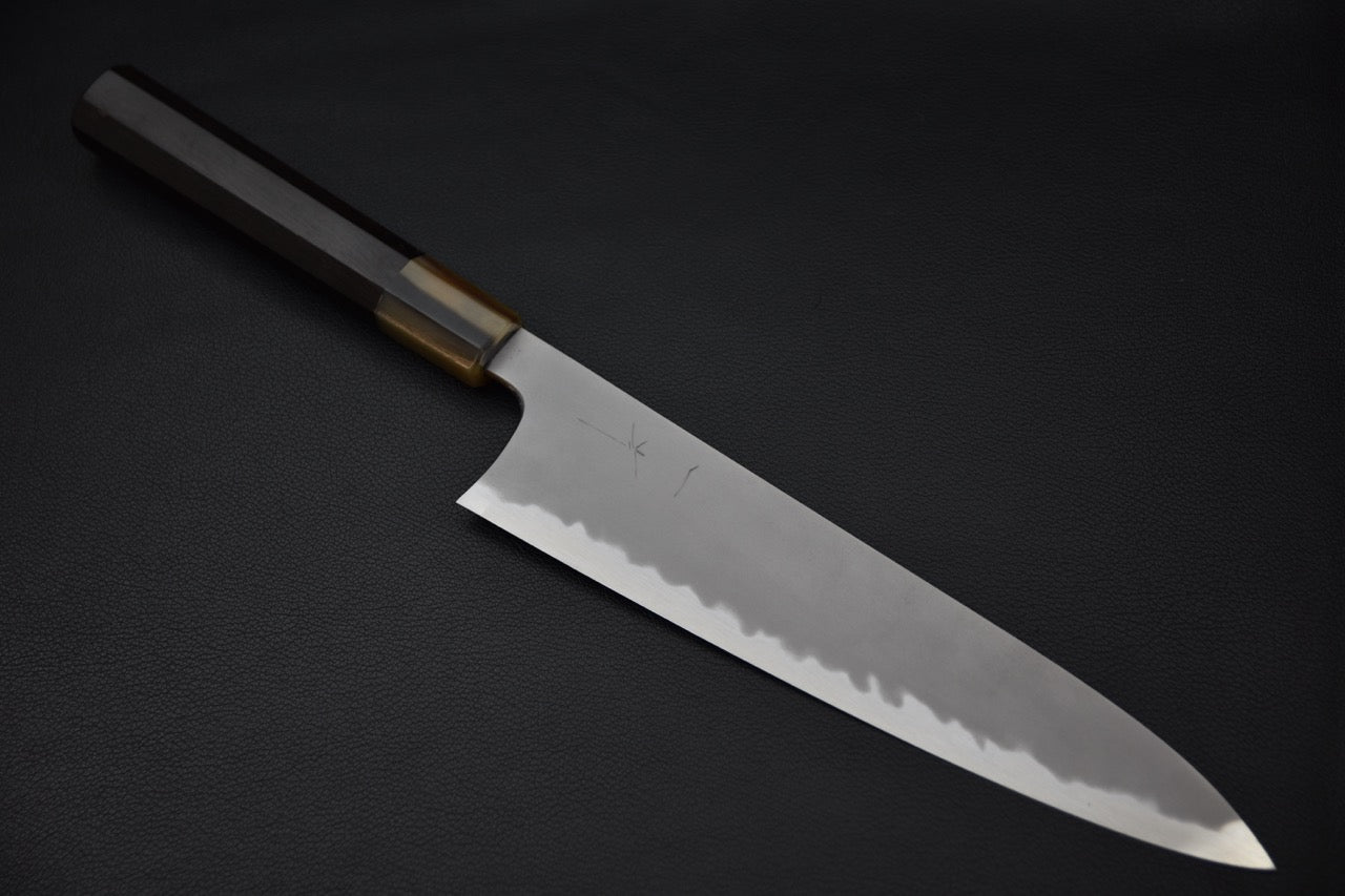 Couteau japonais gyuto 240 mm Hitohira Tanaka Yohei Aogami #1, vue complète sur fond noir.